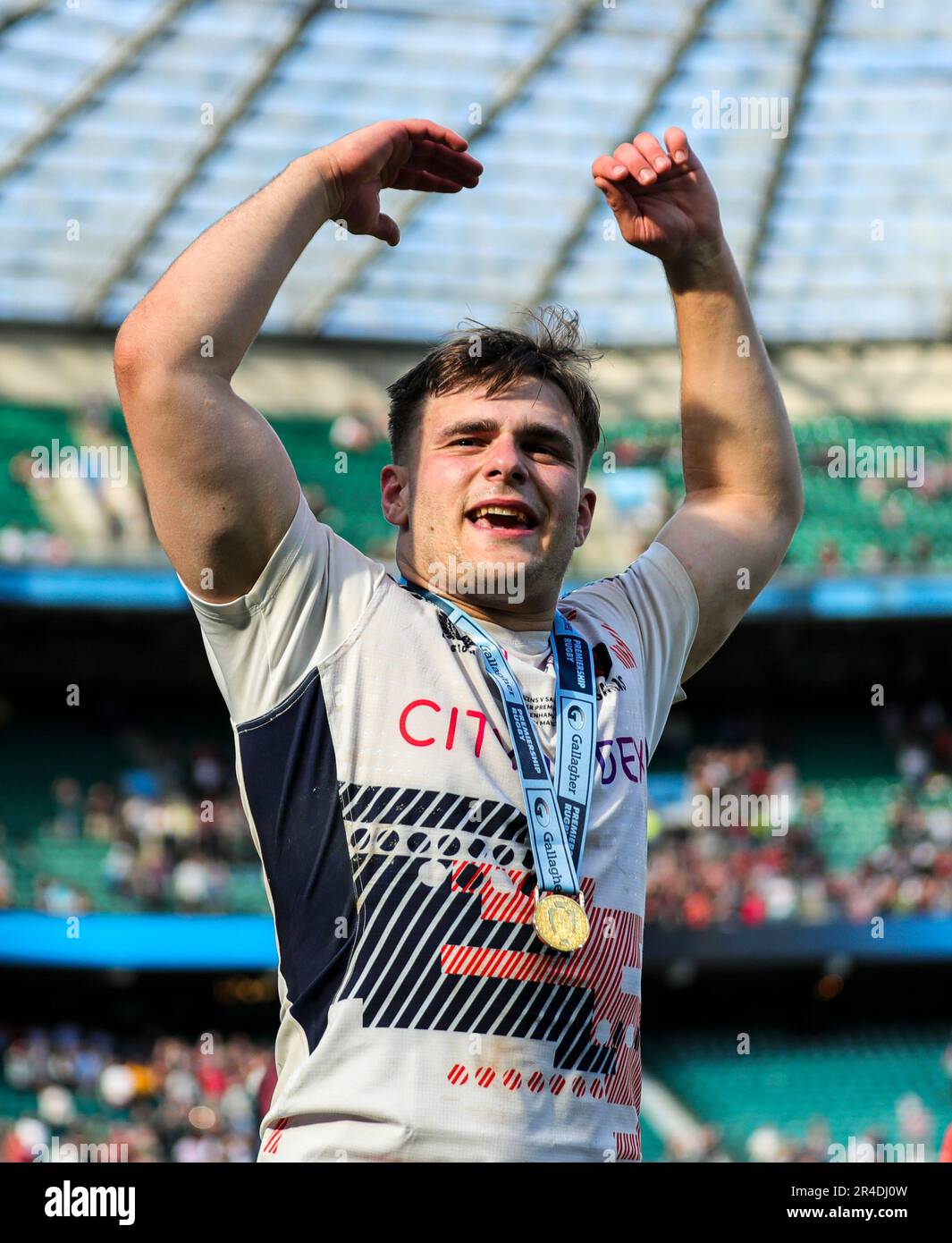 Londra, Inghilterra. 27th aprile 2023. Theo Dan di Saracens festeggia dopo la finale Gallagher Premiership a Twickenham. Il credito di foto dovrebbe essere: Ben Whitley/Alamy Live News. Foto Stock