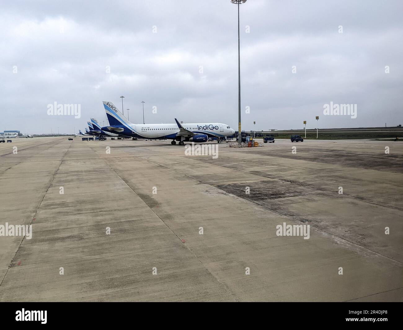 Una linea di aerei Indigo al terminal T1 dell'aeroporto di Bangalore Kempegowda. Foto Stock