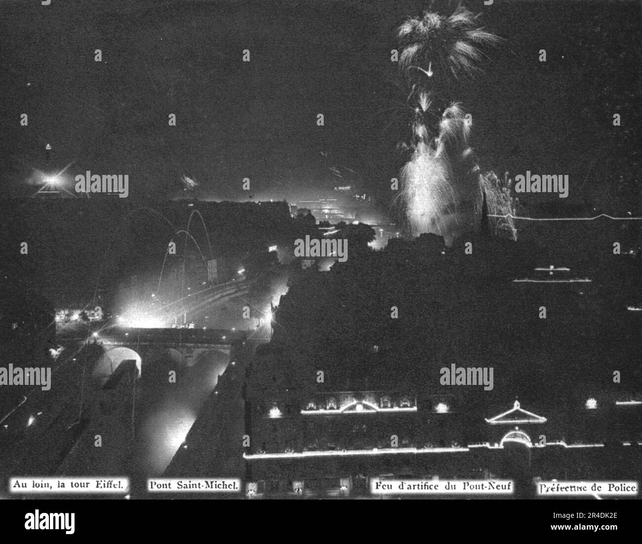 'Le jour de gloire; panorama de Paris illuminine le soir de 14 juillet 1919, vu d'une des tours de Notre-Dame', 1919. From "l'Album de la Guerre 1914-1919, Volume 2" [l'Illustration, Paris, 1924]. Foto Stock
