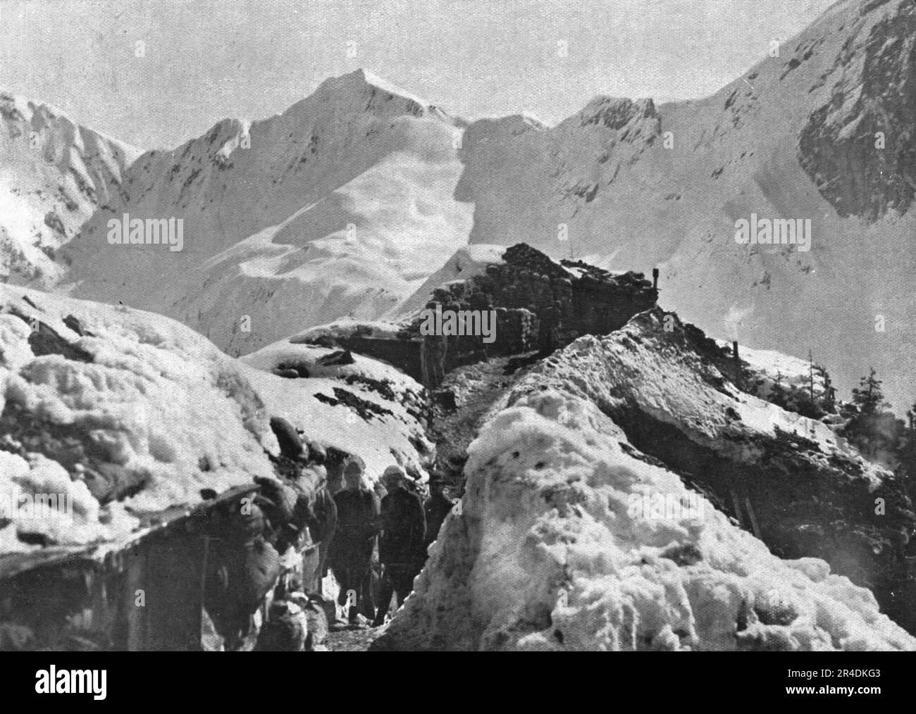 ''sur le front Italien; en haute montagne: Une tranchee et un poste avance a 3.000 meters en Carnie', 1916. From "l'Album de la Guerre 1914-1919, Volume i" [l'Illustration, Paris, 1924]. Foto Stock