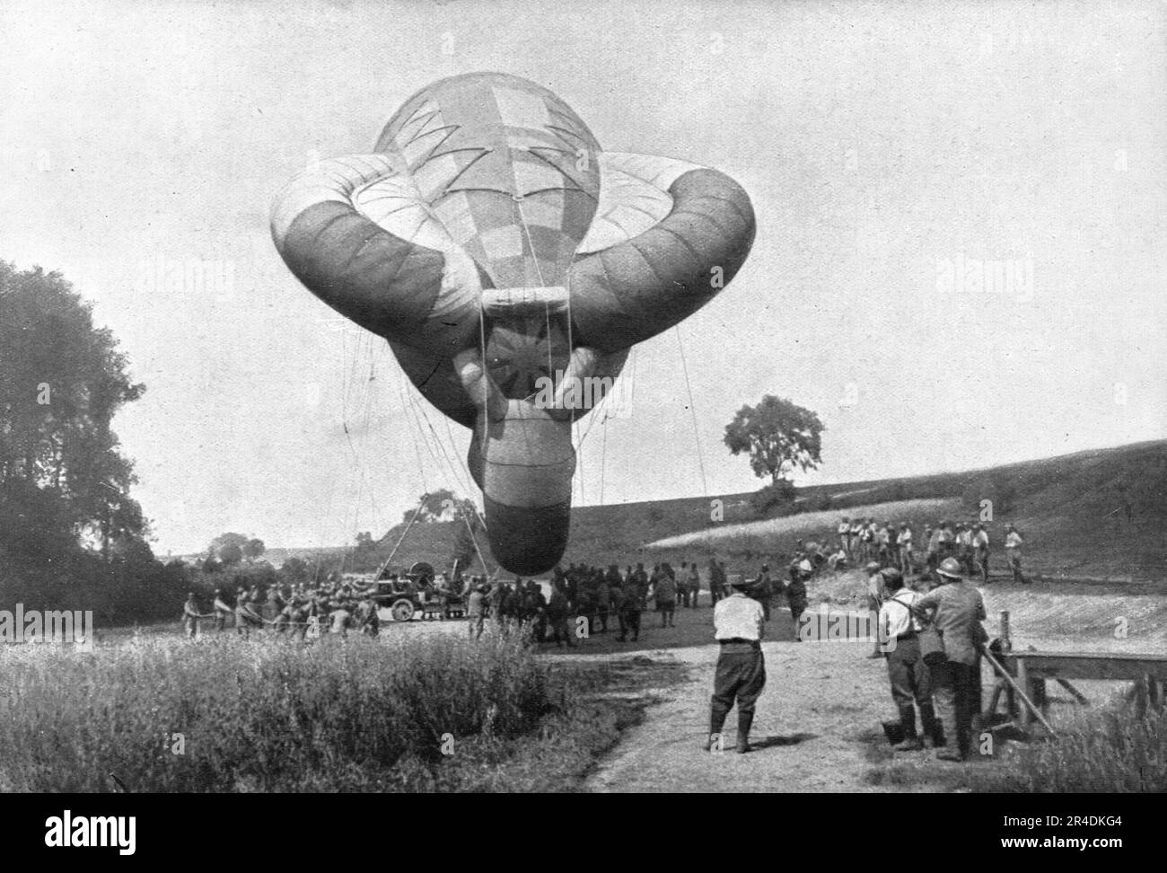 ''la "Saucisse" ; l'ascensiond'un ballon d'osservazione: Longue de 25 a 30 metri, large de 7 a 10, la "saucisse", a qui sa silhouette a valu de nos hommes ce nom irrevencieux, est reliee a un treui automobile qui en permet le deplacement rapide', 1916. From "l'Album de la Guerre 1914-1919, Volume i" [l'Illustration, Paris, 1924]. Foto Stock