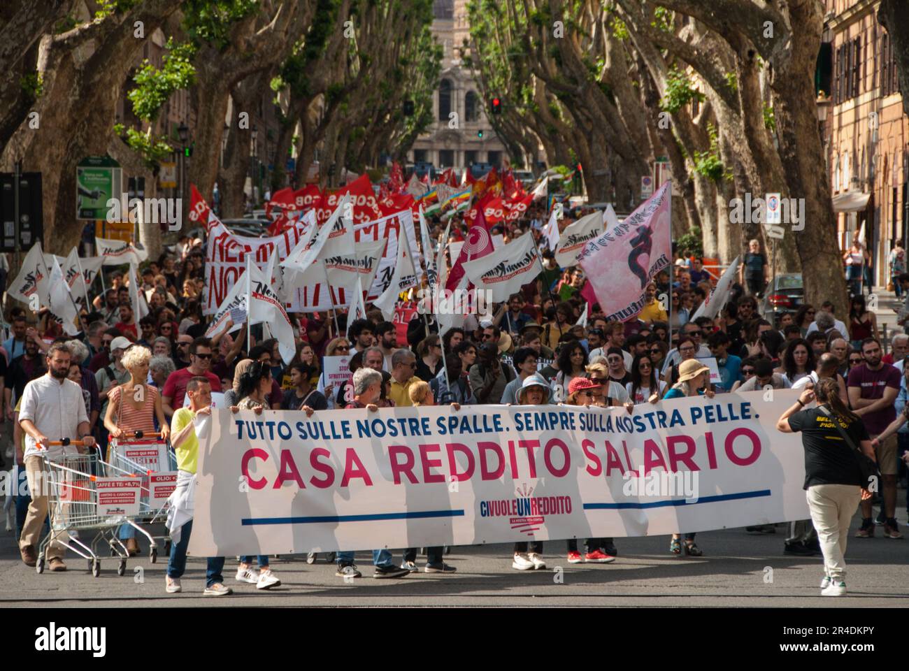 Roma, . 27th maggio, 2023. 27/05/2023 Roma, manifestazione organizzata da associazioni e sindacati. La manifestazione nazionale 'abbiamo bisogno di un reddito', garantita al minimo, contro il 'decreto di lavoro' approvato dal governo Meloni il 1 maggio 2023 PS: la foto può essere utilizzata nel contesto in cui è stata scattata, e senza intenti diffamatori del decoro delle persone rappresentate. Credit: Independent Photo Agency/Alamy Live News Foto Stock