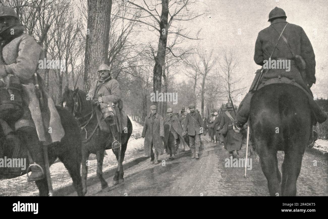 ''Verdun; Apres l'attaque: 68 Allemands, pris au bois des Caures, entrent a Verdun par le rempart, le matin du 22 fevrier 1916', 1916. From "l'Album de la Guerre 1914-1919, Volume i" [l'Illustration, Paris, 1924]. Foto Stock