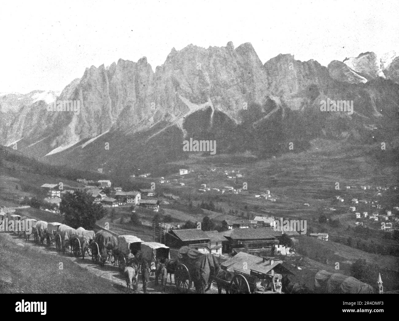 ''sur le front Italien; un convoi de ravitaillement sur le route des Dolomites ; au fond la chaine de montagnes du Pomagagnon', 1915 (1924). From "l'Album de la Guerre 1914-1919, Volume i" [l'Illustration, Paris, 1924]. Foto Stock