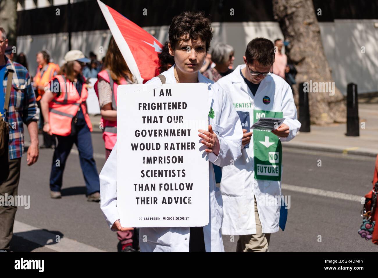 Londra, Regno Unito. 27 maggio 2023. Gruppi come la ribellione dell'estinzione, Just Stop Oil, Black Lives Matter, Stand Up to Racism, Republic and Gypsy Traveller League protestano in Parliament Square per il rally "Not My Bill" contro il disegno di legge sull'ordine pubblico che limita le proteste. Credit: Andrea Domeniconi/Alamy News Foto Stock