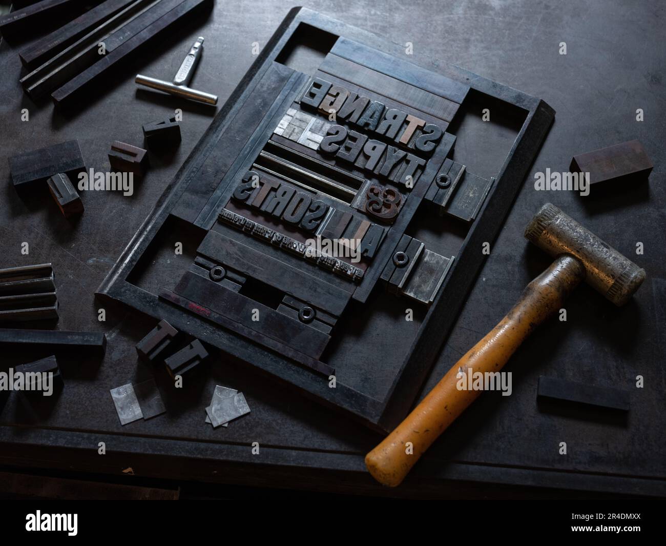 Un laboratorio di stampa di stampatetine. Foto Stock