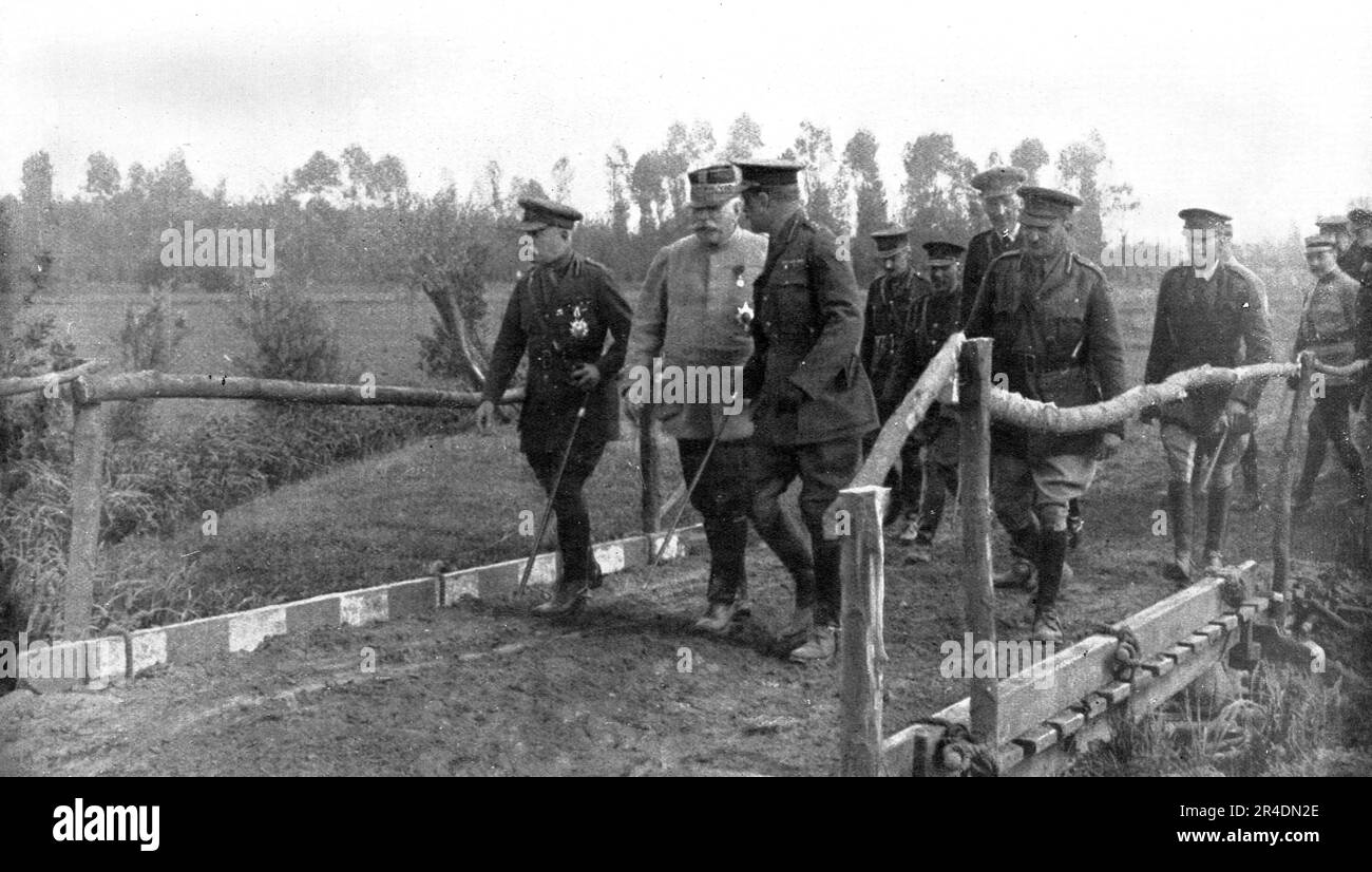 ''Les Vainqueurs de Festubert; le marechal French, le General Joffre, le General Wilson, chef d'etat-Major General, et leurs officiers revivent du terrain de la revue', 1915. From "l'Album de la Guerre 1914-1919: Volume i" [l'Illustration, Paris, 1926]. Foto Stock