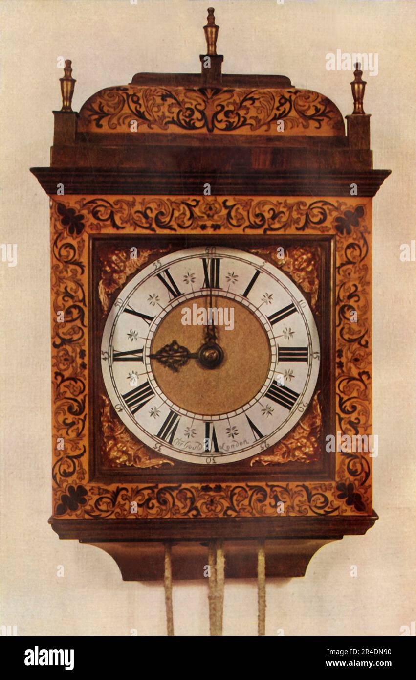 "Orologio da sospensione di trenta ore in custodia marqueterie intarsiata", 1947. Da "British Clocks and Clockmakers", di Kenneth Ullyett. [Collins, London, 1947] Foto Stock