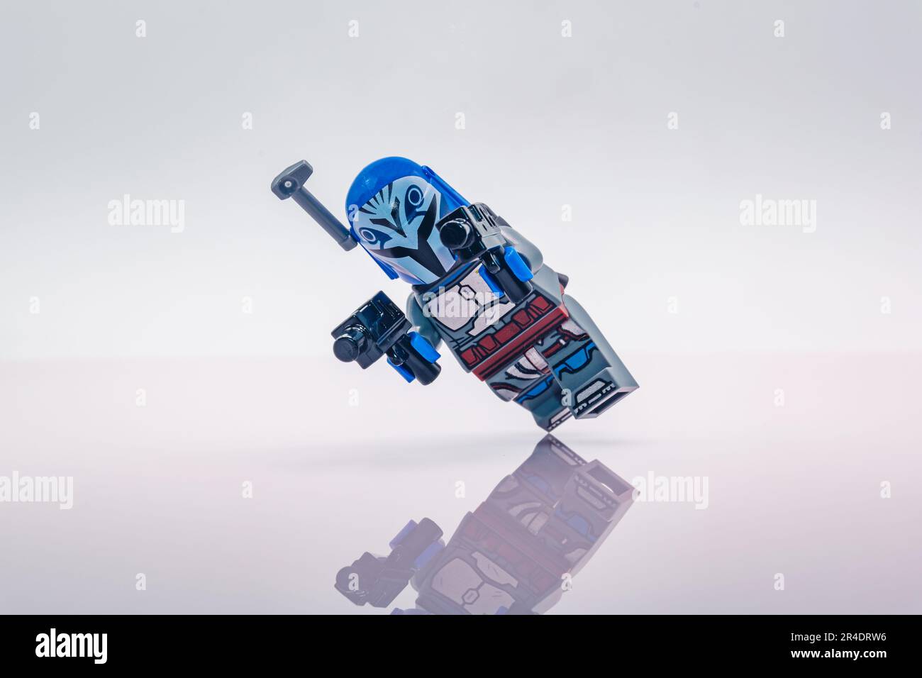 Giocattolo con mini figura di Star Wars Bo-Katan Kryze lego con riflessione Foto Stock