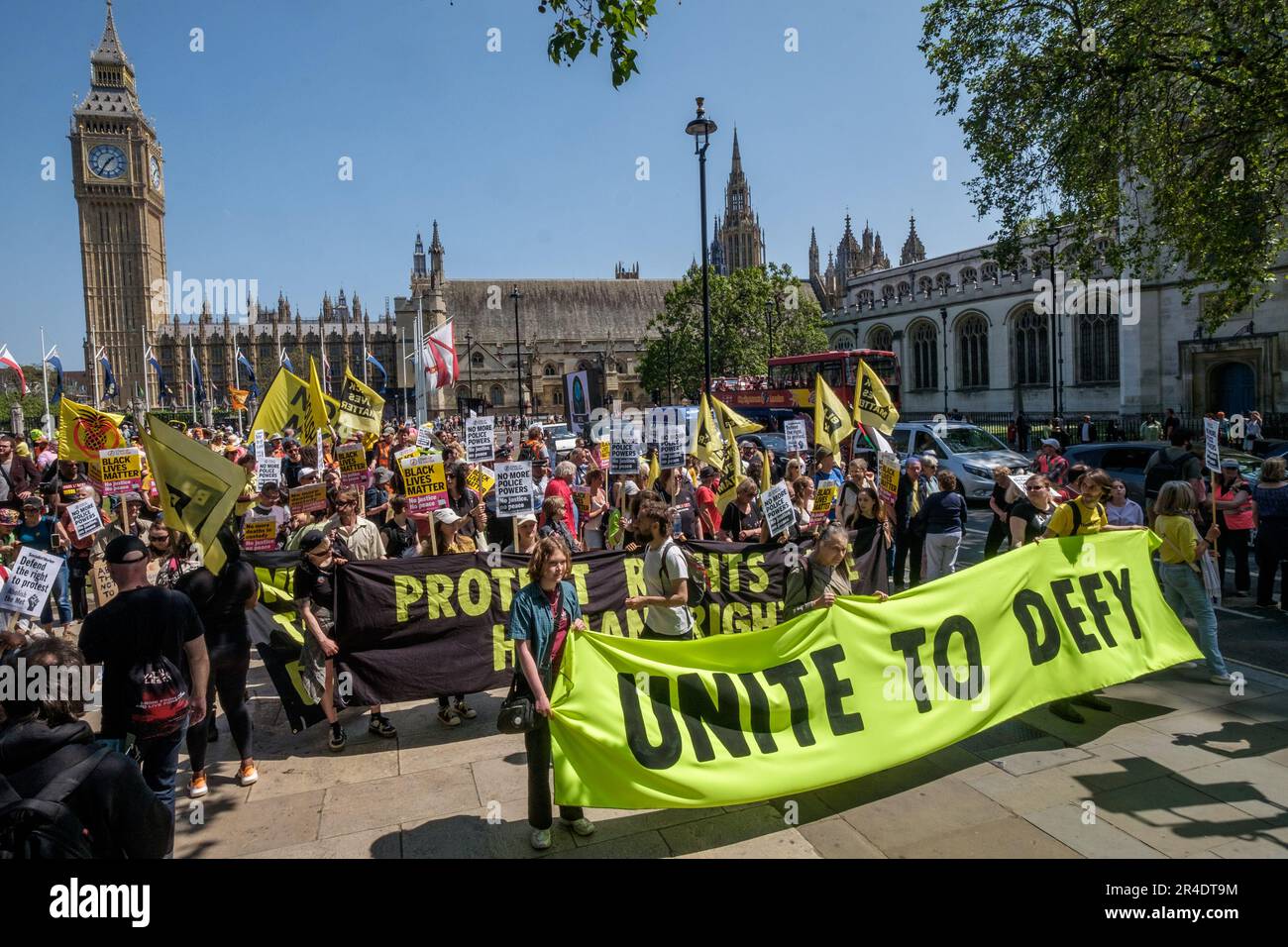 Londra, Regno Unito. 27 maggio 2023. Inizia la marcia. Gypsy Traveller League, Black Lives Matter, Just Stop Oil, DPAC, Not My Bill, Repubblica, opporsi al razzismo e ad altre persone unite in un raduno che chiede la fine di ogni discriminazione razziale e contro le misure draconiane contenute nella legge sulla polizia e la criminalità e altre recenti leggi che aboliscono i diritti umani e fanno del Regno Unito uno Stato di polizia, Prima di marciare a Downing St dove il GTL ha consegnato una lettera. Peter Marshall/Alamy Live News Foto Stock