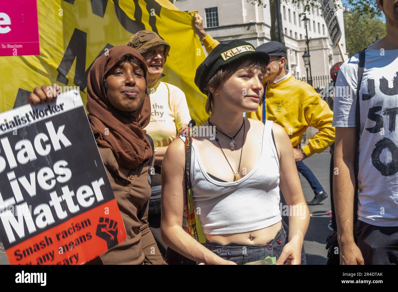 Londra, Regno Unito. 27 maggio 2023. Manifestanti a Downing St. Gypsy Traveller League, Black Lives Matter, Just Stop Oil, DPAC, Not My Bill, Repubblica, opporsi al razzismo e ad altre persone unite in un raduno che chiede la fine di ogni discriminazione razziale e contro le misure draconiane contenute nella legge sulla polizia e la criminalità e altre recenti leggi che aboliscono i diritti umani e fanno del Regno Unito uno Stato di polizia, Prima di marciare a Downing St dove il GTL ha consegnato una lettera. Peter Marshall/Alamy Live News Foto Stock