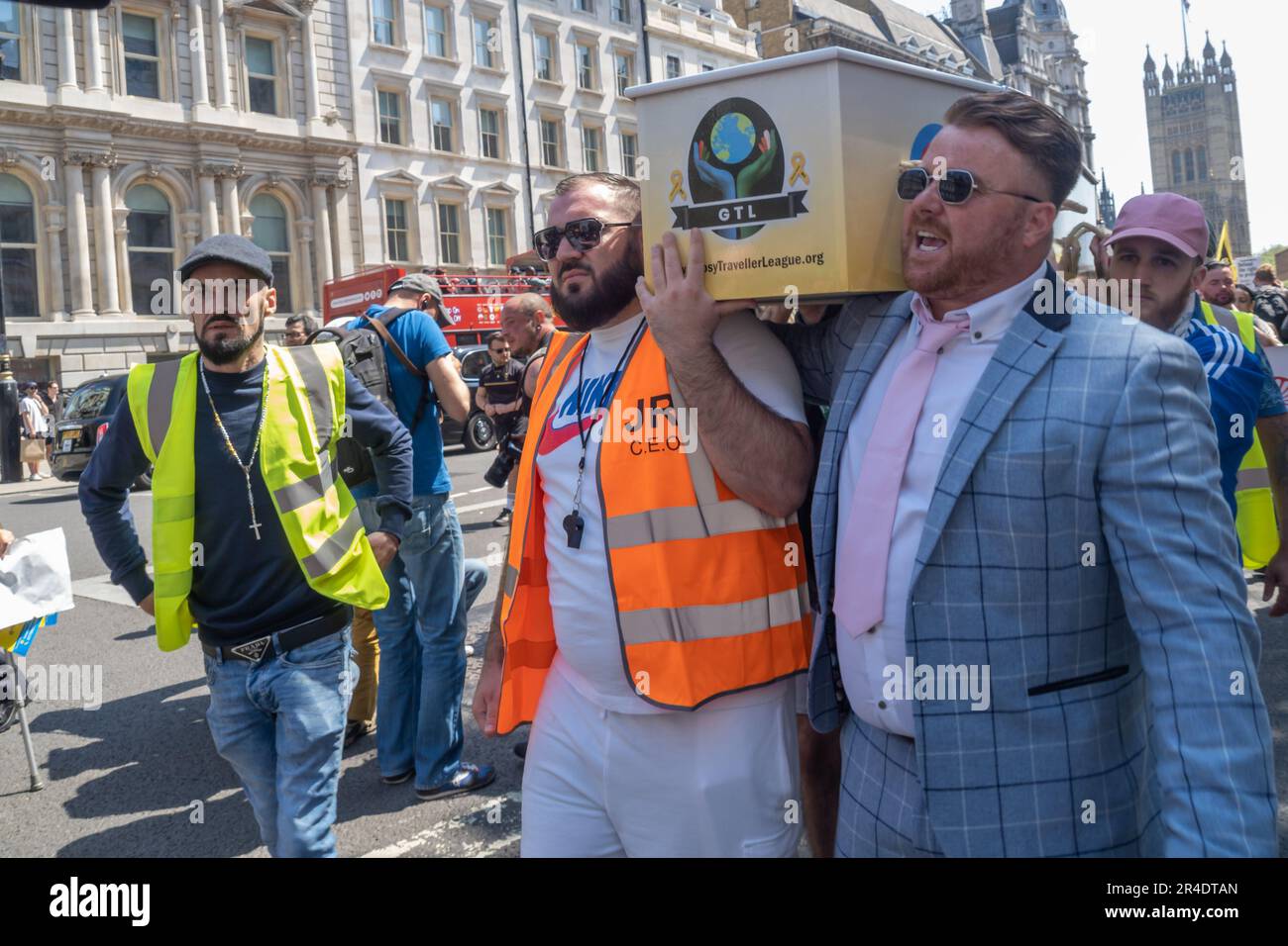 Londra, Regno Unito. 27 maggio 2023. Bara GTL in Whitehall. Gypsy Traveller League, Black Lives Matter, Just Stop Oil, DPAC, Not My Bill, Repubblica, opporsi al razzismo e ad altre persone unite in un raduno che chiede la fine di ogni discriminazione razziale e contro le misure draconiane contenute nella legge sulla polizia e la criminalità e altre recenti leggi che aboliscono i diritti umani e fanno del Regno Unito uno Stato di polizia, Prima di marciare a Downing St dove il GTL ha consegnato una lettera. Peter Marshall/Alamy Live News Foto Stock