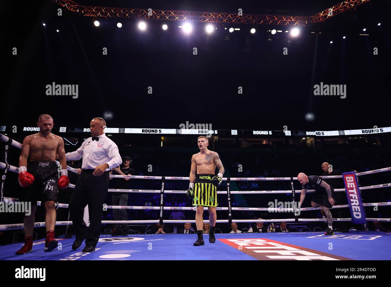 AO Arena, Manchester, Regno Unito. 27th maggio, 2023. WBA Featherweight Championship Boxing; Undercard Fight tra Mauricio Lara contro Leigh Wood; Campbell Hatton festeggia dopo aver vinto la lotta contro Michal Bulik Credit: Action Plus Sports/Alamy Live News Foto Stock