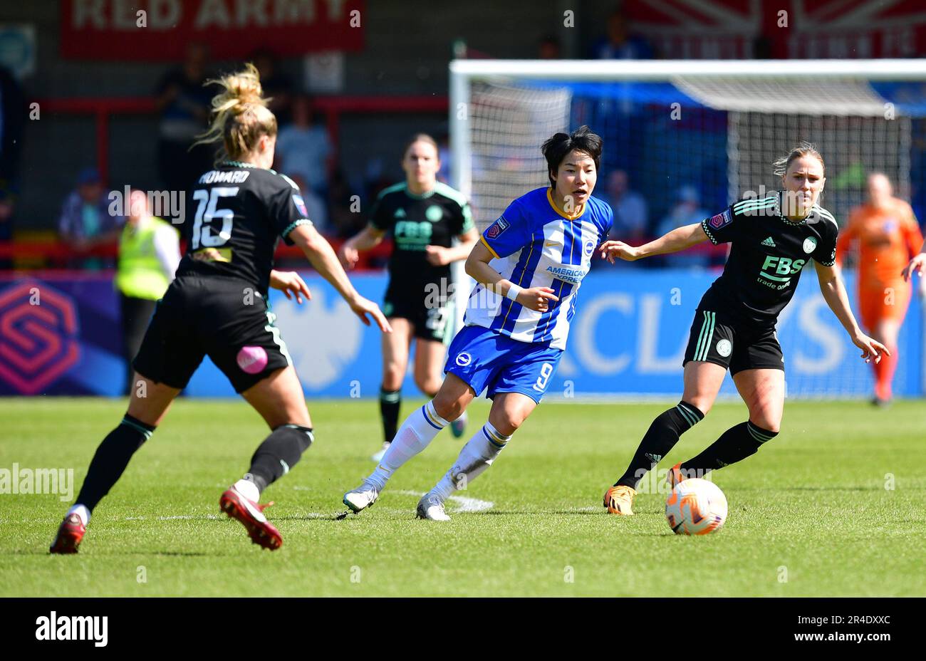 Crawley, Regno Unito. 27th maggio, 2023. Lee Geum-min di Brighton e Hove Albion tiene d'occhio la palla mentre viene seguito da Sophie Howard di leicester City e CJ Bott di leicester City durante la partita della fa Women's Super League tra le donne di Brighton e Hove Albion e le donne di Leicester City al People's Pension Stadium Il 27th 2023 maggio a Crawley, Regno Unito. (Foto di Jeff Mood/phcimages.com) Credit: PHC Images/Alamy Live News Foto Stock