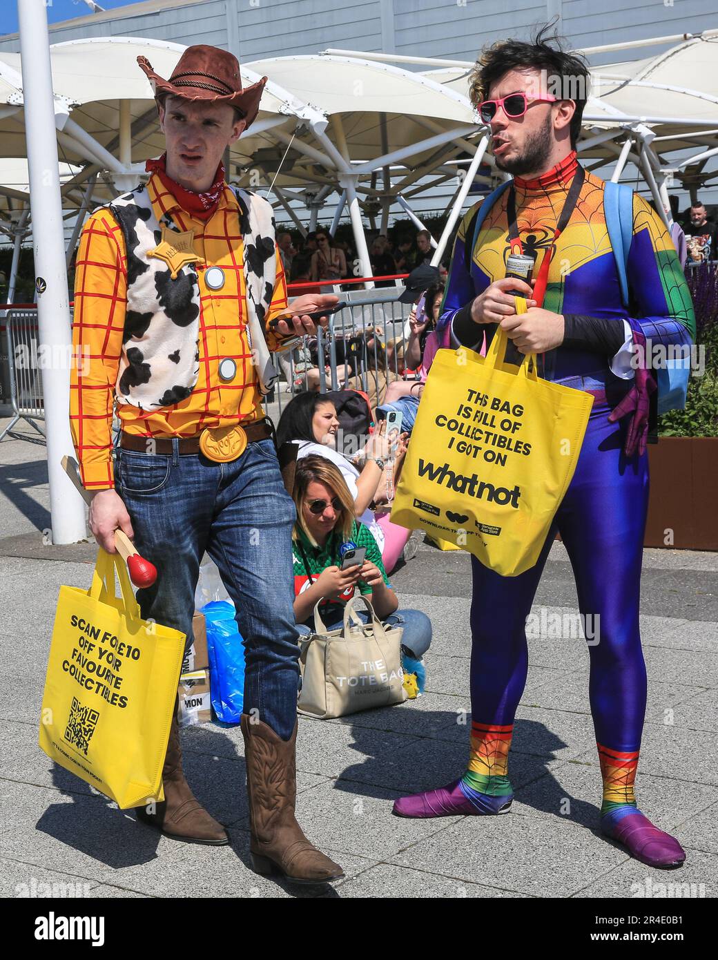 Londra, Regno Unito. 27th maggio, 2023. Lo Sheriff Woody Pride (Buzz Lightyear) e uno Spiderman arcobaleno camminano fino al locale. Fan e visitatori del Comic con London si riuniscono all'Excel London per la celebrazione di 3 giorni di cosplay e cultura popolare in abiti e costumi divertenti. Credit: Imageplotter/Alamy Live News Foto Stock