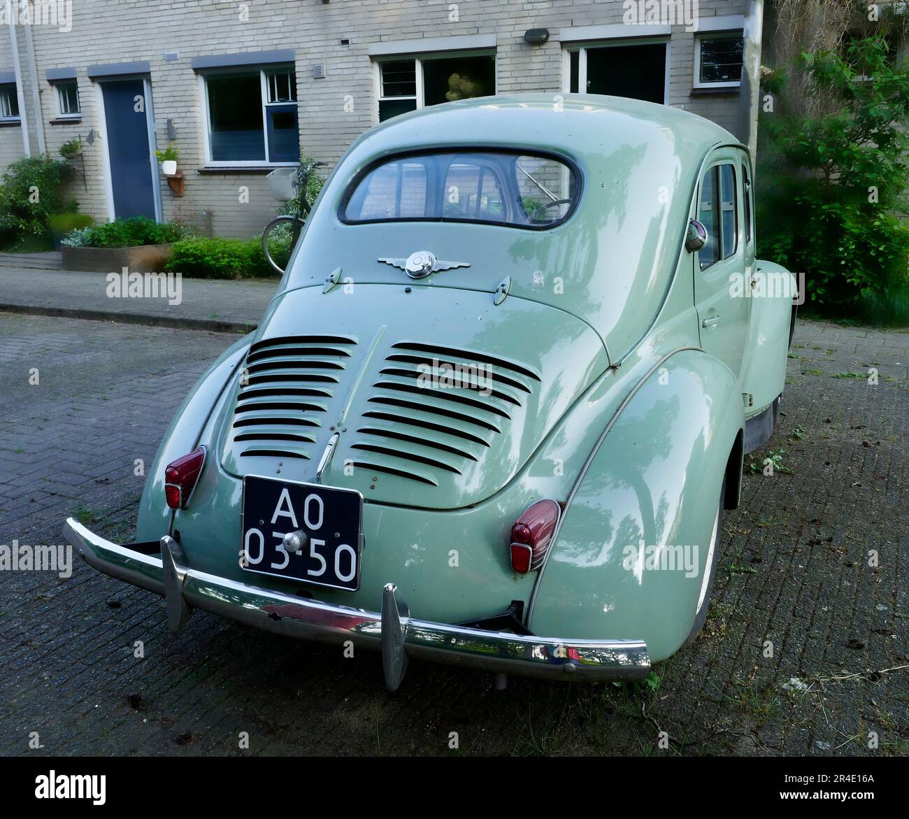 Amersfoort, Paesi Bassi il 21 2023 maggio il retro di un azzurro molto vecchio Renault 4CV che è parcheggiato. Questo tipo di auto è stato prodotto tra il 1947 e il 1 Foto Stock