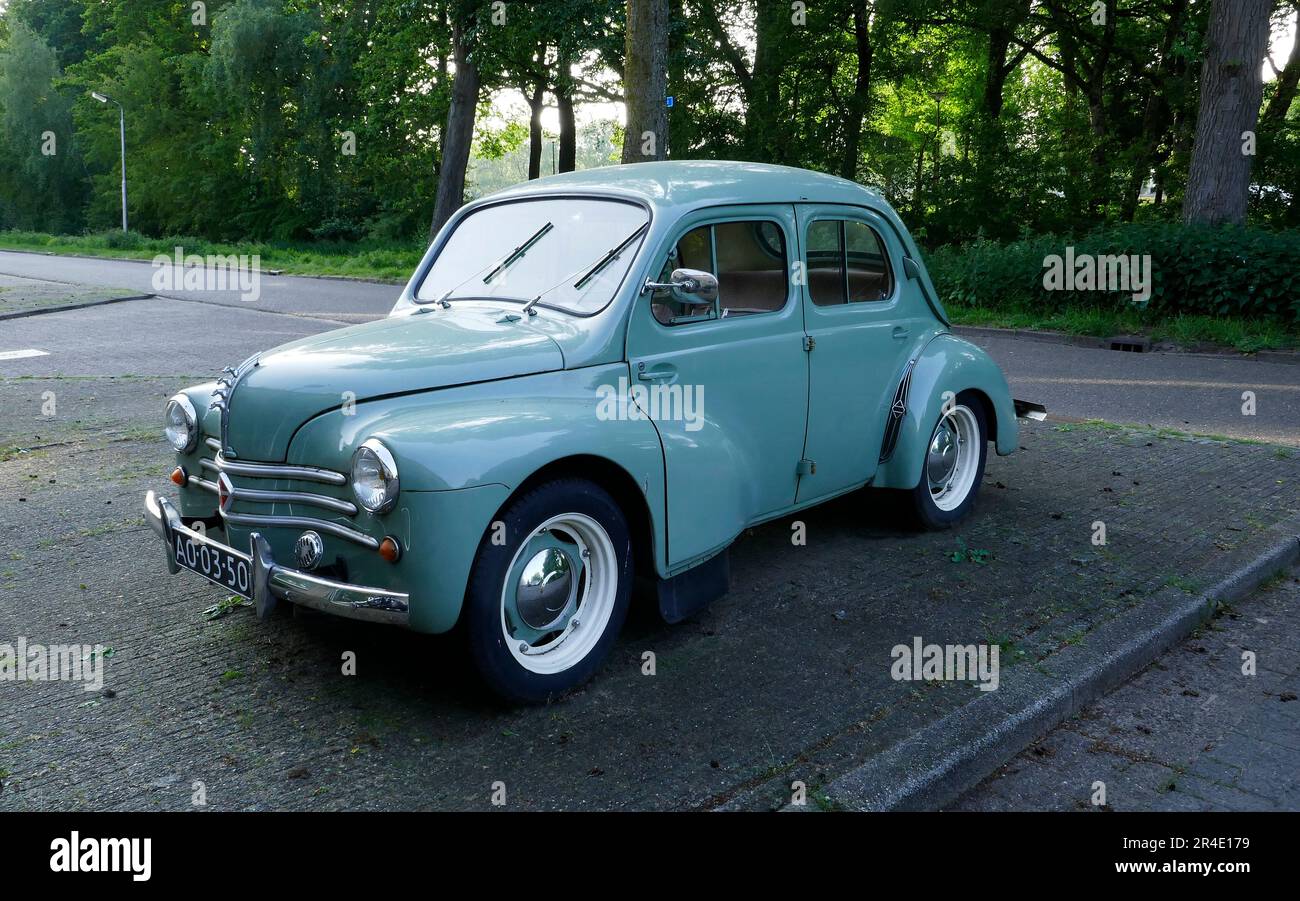Amersfoort, Paesi Bassi Maggio 21 2023 Un bleu leggero molto vecchio Renault 4CV è parcheggiato. Questo tipo di auto è stato prodotto tra il 1947 e il 1961 Foto Stock