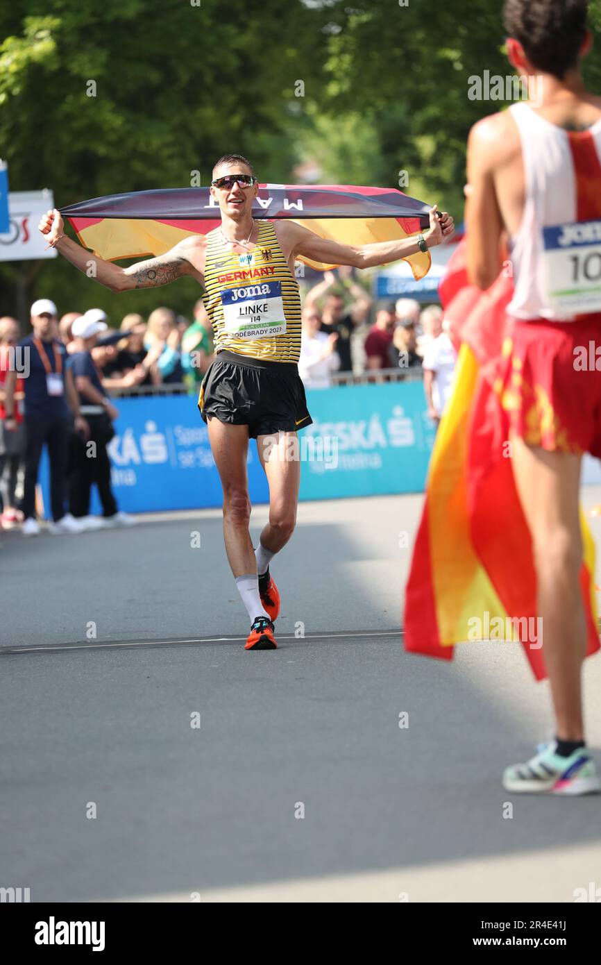 Álvaro Martín spaventoso Christopher LINKE, che finirà nel 2nd nel 35km nel Campionato europeo di Race Walking Team 2023 Foto Stock