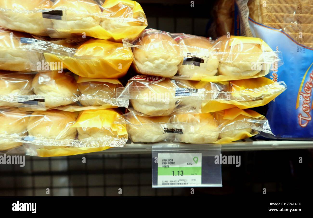 Beirut, Libano. 27th maggio, 2023. Il prezzo del cibo in dollari americani è esposto in un supermercato di Beirut, Libano, maggio 27 2023. Secondo l’ultimo rapporto, il tasso d’inflazione annuale in Libano è salito al 269% nell’aprile 2023 dal 264% nel marzo 2023, mentre la sterlina libanese, svalutata al 90% dalla Banca Centrale nel febbraio scorso, ha continuato a deprezzarsi. A causa dell'iperinflazione, la maggior parte dei negozi e dei supermercati del Paese hanno iniziato a determinare i prezzi degli articoli, in particolare delle merci di importazione, in dollari americani, mentre ancora ne hanno determinati altri in sterline libanesi. (Foto di Elisa Gestri/SIPA USA) Credit: Sipa USA/Alamy Live News Foto Stock