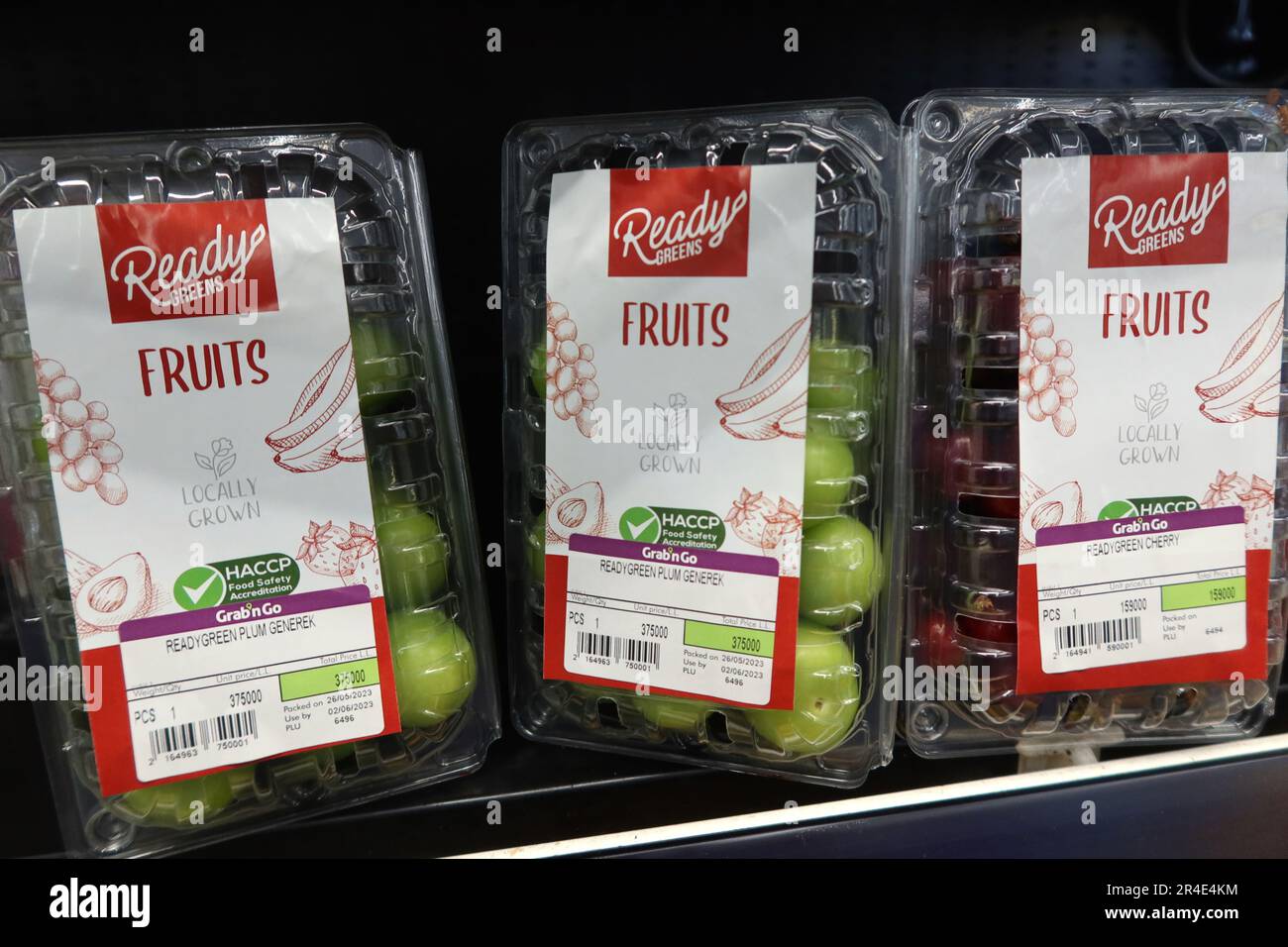 Beirut, Libano. 27th maggio, 2023. La frutta a prezzo in sterline libanesi è esposta in un supermercato di Beirut, Libano, 27 2023 maggio. Secondo l’ultimo rapporto, il tasso d’inflazione annuale in Libano è salito al 269% nell’aprile 2023 dal 264% nel marzo 2023, mentre la sterlina libanese, svalutata al 90% dalla Banca Centrale nel febbraio scorso, ha continuato a deprezzarsi. A causa dell'iperinflazione, la maggior parte dei negozi e dei supermercati del Paese hanno iniziato a determinare i prezzi degli articoli, in particolare delle merci di importazione, in dollari americani, mentre ancora ne hanno determinati altri in sterline libanesi. (Foto di Elisa Gestri/SIPA USA) Credit: Sipa USA/Alamy Live News Foto Stock