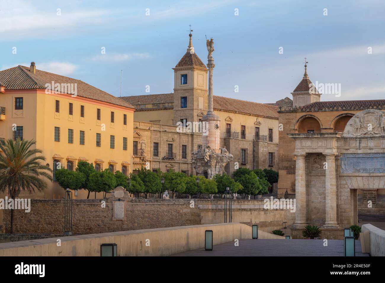 San Rafael monumento trionfale e Palazzo Episcopale - Cordoba, Andalusia, Spagna Foto Stock