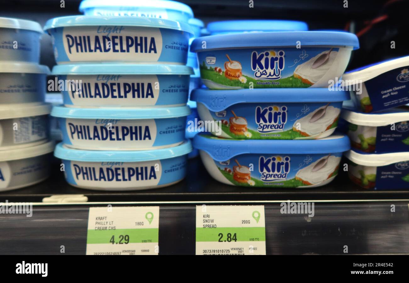 Beirut, Libano. 27th maggio, 2023. Il prezzo del cibo in dollari americani è esposto in un supermercato di Beirut, Libano, maggio 27 2023. Secondo l’ultimo rapporto, il tasso d’inflazione annuale in Libano è salito al 269% nell’aprile 2023 dal 264% nel marzo 2023, mentre la sterlina libanese, svalutata al 90% dalla Banca Centrale nel febbraio scorso, ha continuato a deprezzarsi. A causa dell'iperinflazione, la maggior parte dei negozi e dei supermercati del Paese hanno iniziato a determinare i prezzi degli articoli, in particolare delle merci di importazione, in dollari americani, mentre ancora ne hanno determinati altri in sterline libanesi. (Foto di Elisa Gestri/SIPA USA) Credit: Sipa USA/Alamy Live News Foto Stock