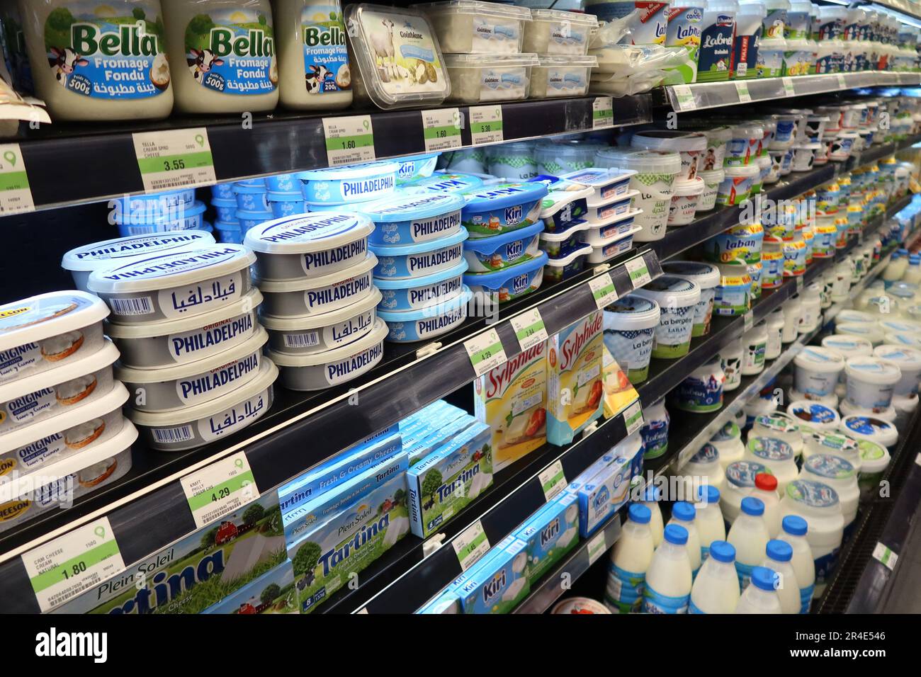 Il prezzo del cibo in dollari USA è esposto sullo scaffale di un supermercato, Beirut, Libano, maggio 27 2023. Secondo l’ultimo rapporto, il tasso d’inflazione annuale in Libano è salito al 269% nell’aprile 2023 dal 264% nel marzo 2023, mentre la sterlina libanese, svalutata al 90% dalla Banca Centrale nel febbraio scorso, ha continuato a deprezzarsi. A causa dell'iperinflazione, la maggior parte dei negozi e dei supermercati del Paese hanno iniziato a determinare i prezzi degli articoli, in particolare delle merci di importazione, in dollari americani, mentre ancora ne hanno determinati altri in sterline libanesi. (Foto di Elisa Gestri/SIPA USA) Foto Stock