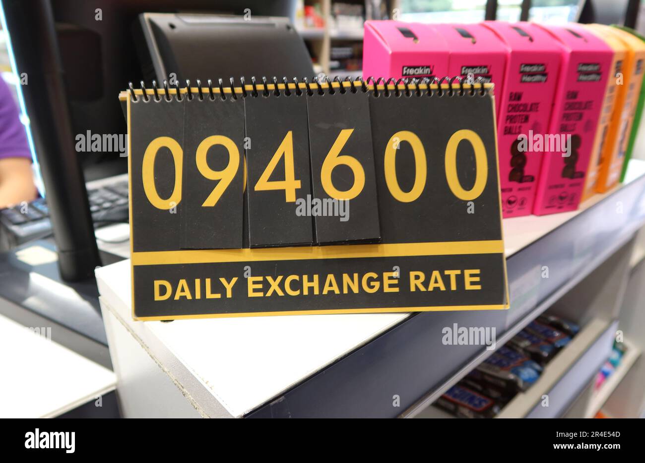 Il tasso giornaliero del dollaro statunitense contro la sterlina libanese è visualizzato in un supermercato di Beirut, Libano, 27 2023 maggio. Secondo l’ultimo rapporto, il tasso d’inflazione annuale in Libano è salito al 269% nell’aprile 2023 dal 264% nel marzo 2023, mentre la sterlina libanese, svalutata al 90% dalla Banca Centrale nel febbraio scorso, ha continuato a deprezzarsi. A causa dell'iperinflazione, la maggior parte dei negozi e dei supermercati del Paese hanno iniziato a determinare i prezzi degli articoli, in particolare delle merci di importazione, in dollari americani, mentre ancora ne hanno determinati altri in sterline libanesi. (Foto di Elisa Gestri/SIPA USA) Foto Stock