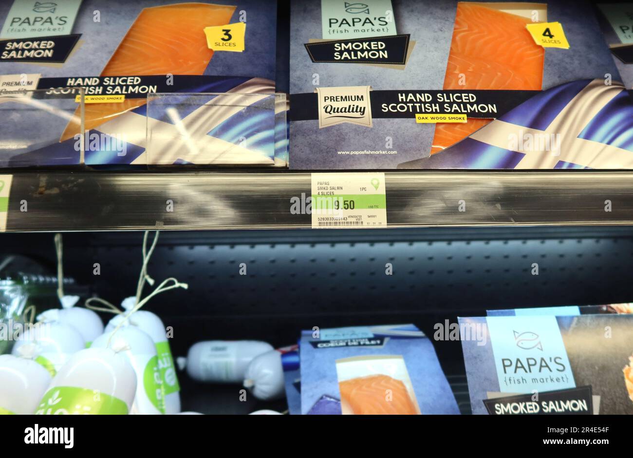 Beirut, Libano. 27th maggio, 2023. Il prezzo del cibo in dollari americani è esposto in un supermercato di Beirut, Libano, maggio 27 2023. Secondo l’ultimo rapporto, il tasso d’inflazione annuale in Libano è salito al 269% nell’aprile 2023 dal 264% nel marzo 2023, mentre la sterlina libanese, svalutata al 90% dalla Banca Centrale nel febbraio scorso, ha continuato a deprezzarsi. A causa dell'iperinflazione, la maggior parte dei negozi e dei supermercati del Paese hanno iniziato a determinare i prezzi degli articoli, in particolare delle merci di importazione, in dollari americani, mentre ancora ne hanno determinati altri in sterline libanesi. (Foto di Elisa Gestri/SIPA USA) Credit: Sipa USA/Alamy Live News Foto Stock