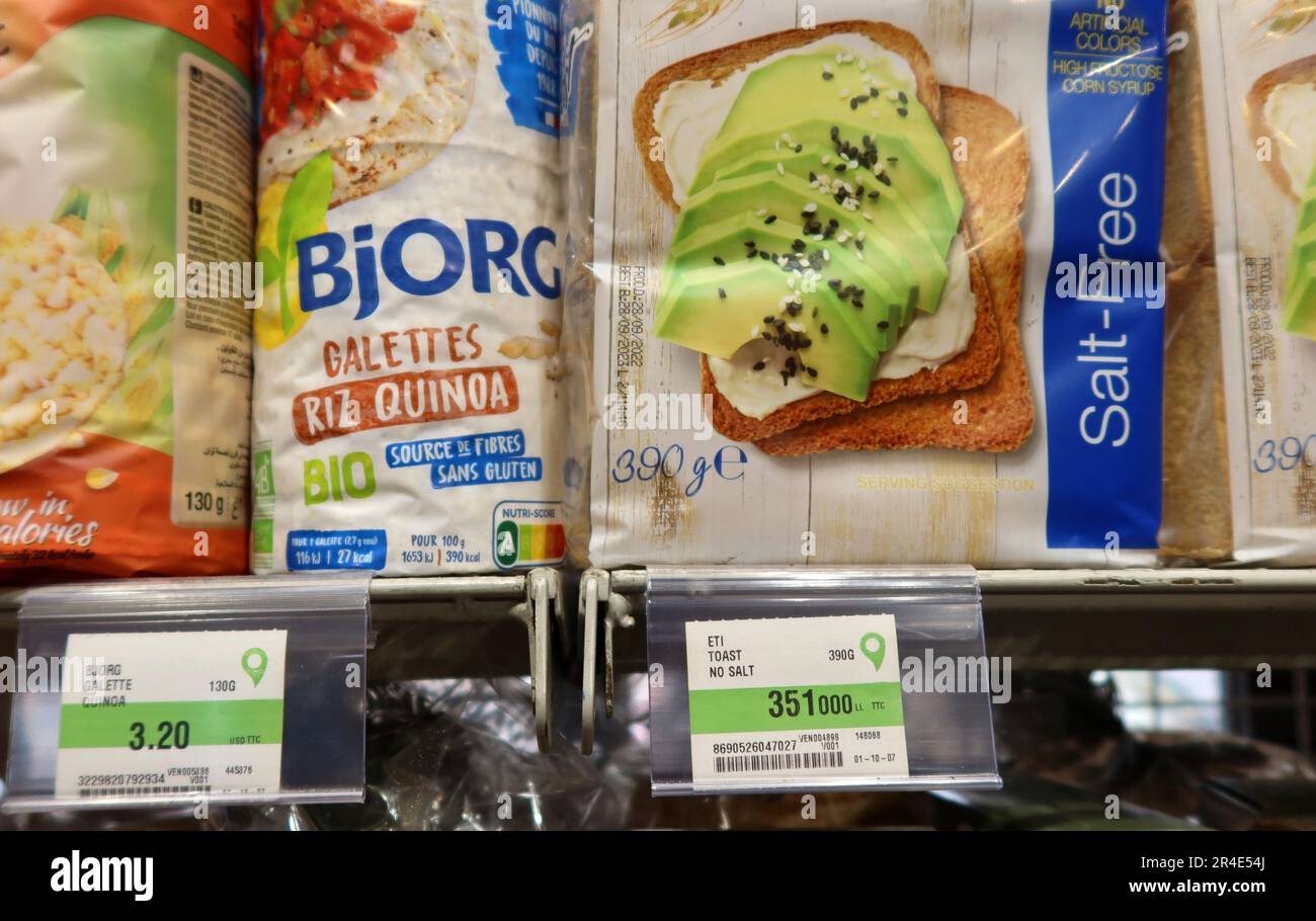 Gli articoli valutati in dollari USA e libbre libanesi sono esposti in un supermercato di Beirut, Libano, maggio 27 2023. Secondo l’ultimo rapporto, il tasso d’inflazione annuale in Libano è salito al 269% nell’aprile 2023 dal 264% nel marzo 2023, mentre la sterlina libanese, svalutata al 90% dalla Banca Centrale nel febbraio scorso, ha continuato a deprezzarsi. A causa dell'iperinflazione, la maggior parte dei negozi e dei supermercati del Paese hanno iniziato a determinare i prezzi degli articoli, in particolare delle merci di importazione, in dollari americani, mentre ancora ne hanno determinati altri in sterline libanesi. (Foto di Elisa Gestri/SIPA USA) Foto Stock