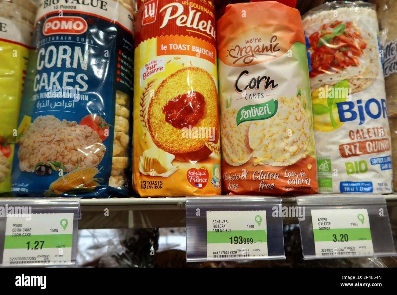 I prodotti alimentari a prezzi sia in dollari USA che in sterline libanesi sono esposti in un supermercato di Beirut, Libano, maggio 27 2023. Secondo l’ultimo rapporto, il tasso d’inflazione annuale in Libano è salito al 269% nell’aprile 2023 dal 264% nel marzo 2023, mentre la sterlina libanese, svalutata al 90% dalla Banca Centrale nel febbraio scorso, ha continuato a deprezzarsi. A causa dell'iperinflazione, la maggior parte dei negozi e dei supermercati del Paese hanno iniziato a determinare i prezzi degli articoli, in particolare delle merci di importazione, in dollari americani, mentre ancora ne hanno determinati altri in sterline libanesi. (Foto di Elisa Gestri/SIPA USA) Foto Stock
