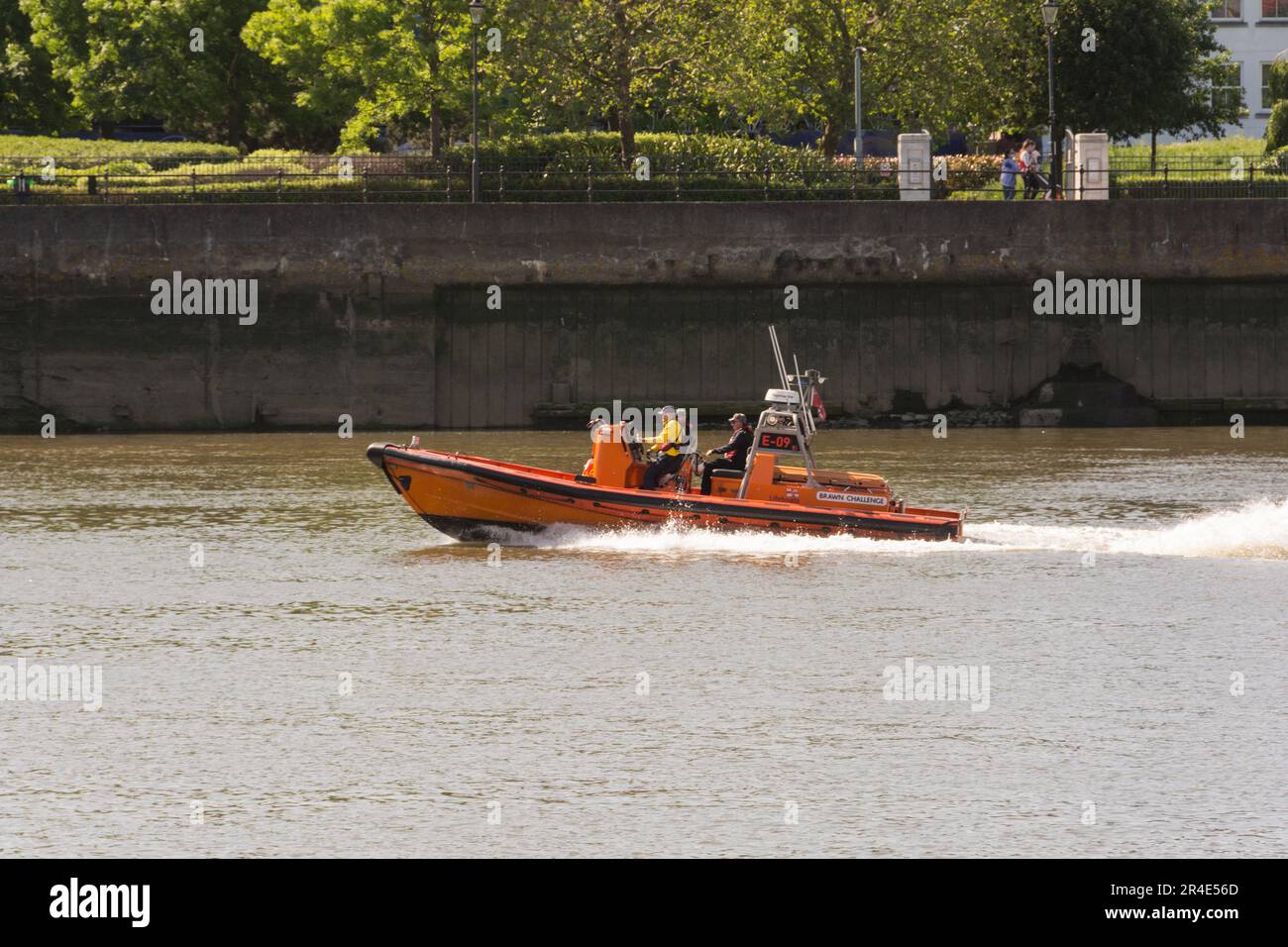 R.N.L.I. La scialuppa di salvataggio e-09 Brawn sfida fuori su un Shout a Imperial Wharf, Fulham, Londra, Inghilterra, Regno Unito Foto Stock