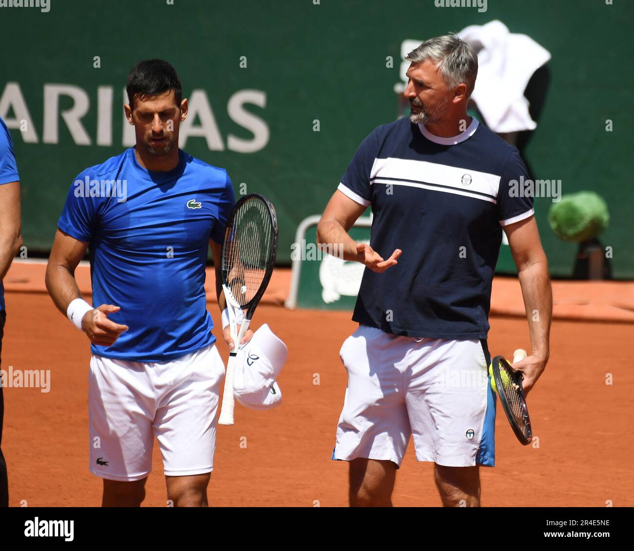 Parigi, Francia. 27th maggio, 2023. Roland Garros Paris French Open 2023 giorno di pratica 27/05/2023 Novak Djokovic (SRB) con allenatore Goran Ivanisewvic Credit: Roger Parker/Alamy Live News Foto Stock