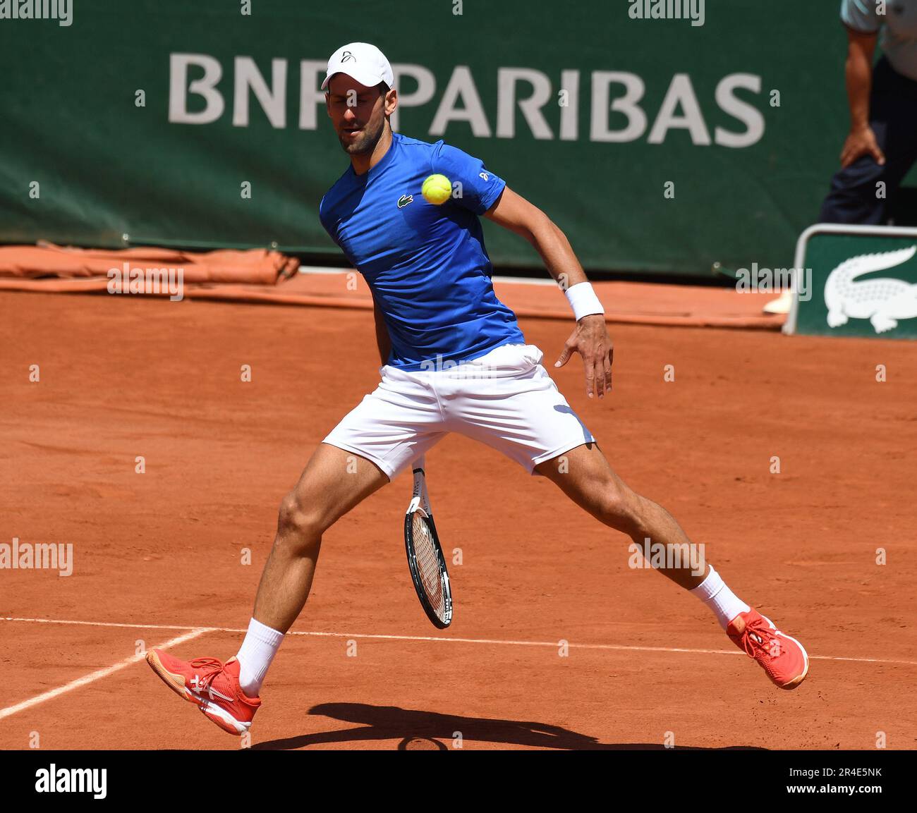 Parigi, Francia. 27th maggio, 2023. Roland Garros Paris French Open 2023 giorno di pratica 27/05/2023 Novak Djokovic (SRB) va per un hot dog Credit: Roger Parker/Alamy Live News Foto Stock