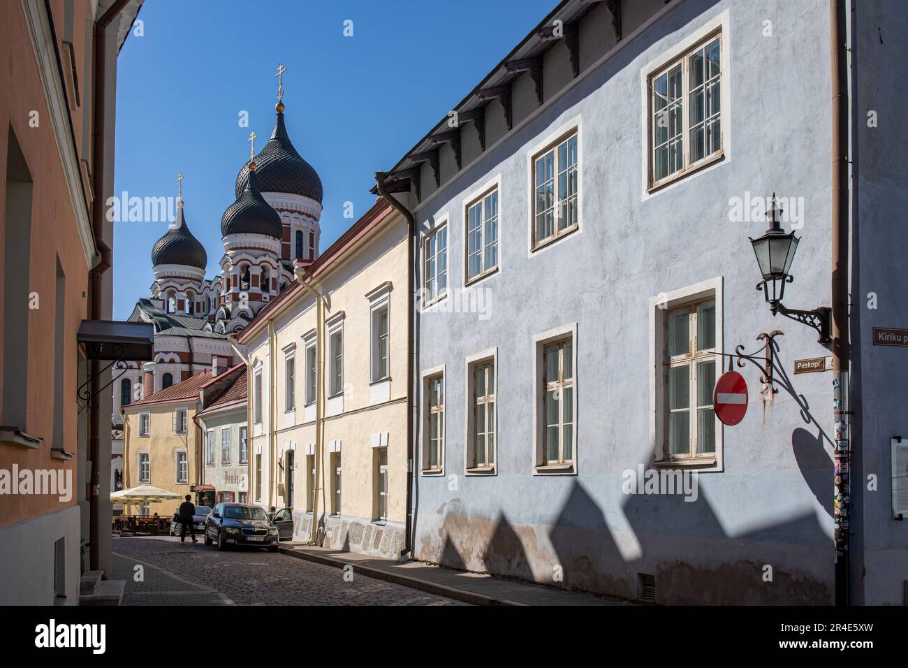Strada stretta Piiskopi con cupole a cipolla della Cattedrale Alexander Nevsky sullo sfondo nella collina di Toompea, Vanalinn o Città Vecchia di Tallinn, Estonia Foto Stock