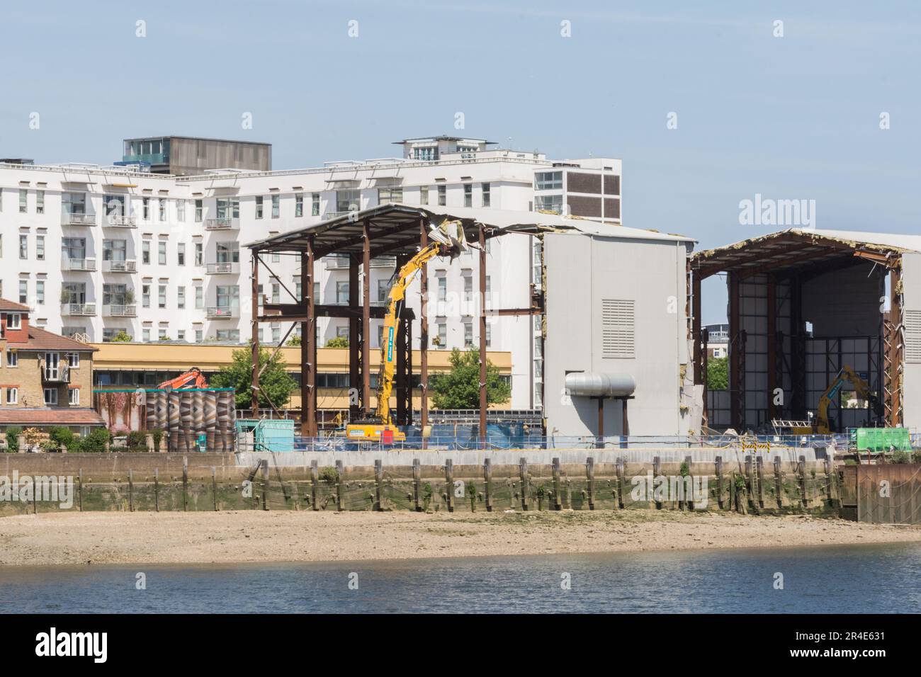 Demolizione in corso presso il Thames Tideway (West) Project Office, Carnwath Road, Fulham, Londra, SW6, Inghilterra, Regno Unito Foto Stock