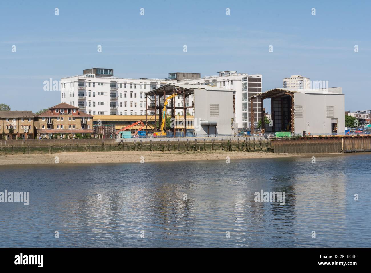 Demolizione in corso presso il Thames Tideway (West) Project Office, Carnwath Road, Fulham, Londra, SW6, Inghilterra, Regno Unito Foto Stock