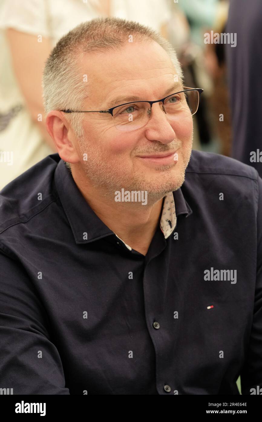 Hay Festival, Hay on Wye, Wales, UK – Sabato 27th maggio 2023 – Georgi Gospodinov autore di Time Shelter il vincitore del Premio Internazionale Booker a Hay - il Festival Hay si svolge fino a domenica 4th giugno 2023. Foto Steven Maggio / Alamy Live News Foto Stock