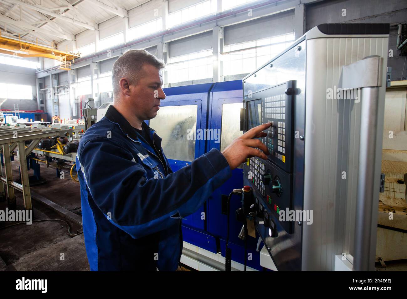 Podolsk, provincia di Mosca - 02 agosto 2021: Produzione di tubi di perforazione ad olio. Operatore programmazione macchina CNC Foto Stock