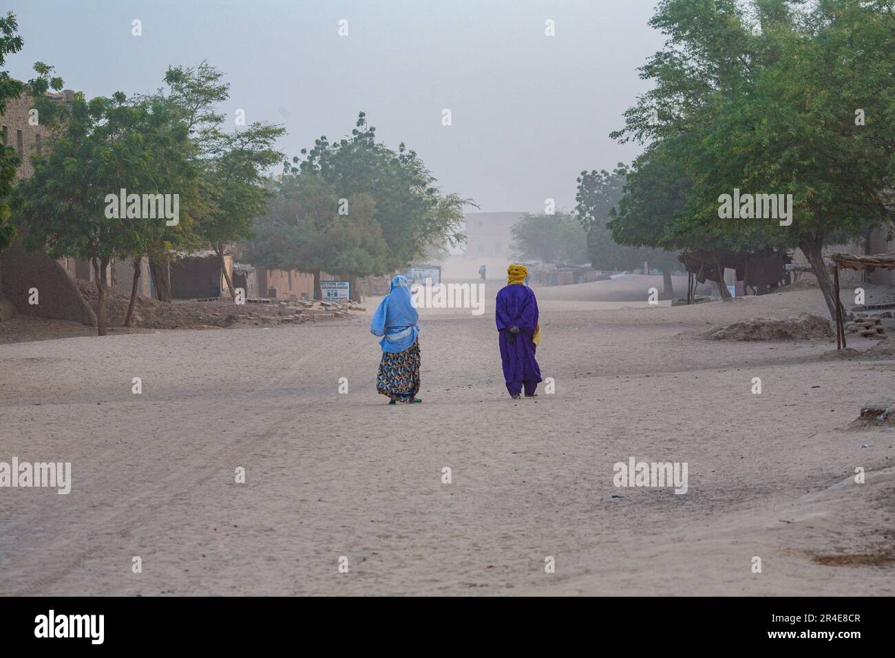 Donna e uomo che camminano a Timbuktu, Mali , Africa Occidentale Foto Stock