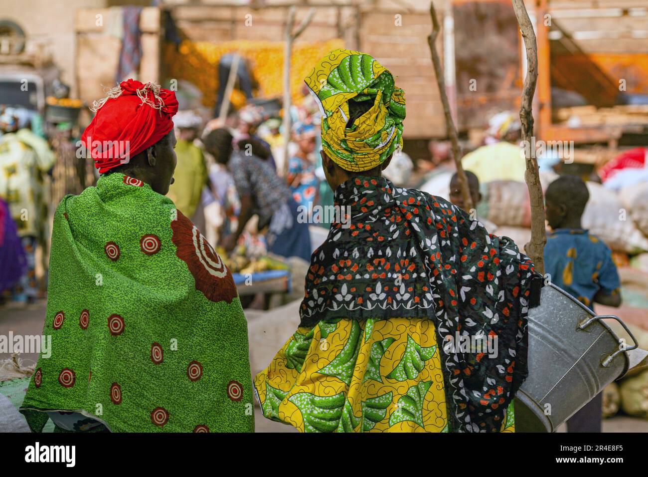 Donna africana che indossa abiti tradizionali in, Mali, ovest Foto Stock