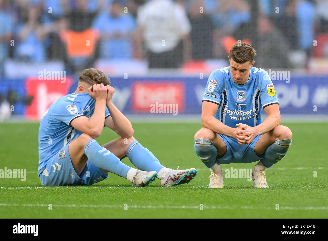 Londra, Regno Unito. 27th maggio, 2023. 27 maggio 2023 - Coventry City contro Luton Town - Sky Bet Championship - Play Off - Final - Wembley Stadium i giocatori di Coventry City si sono abbattuti dopo aver perso la finale di Sky Bet Championship al Wembley Stadium, Londra. Picture Credit: Notizie dal vivo su Mark Pain/Alamy Foto Stock