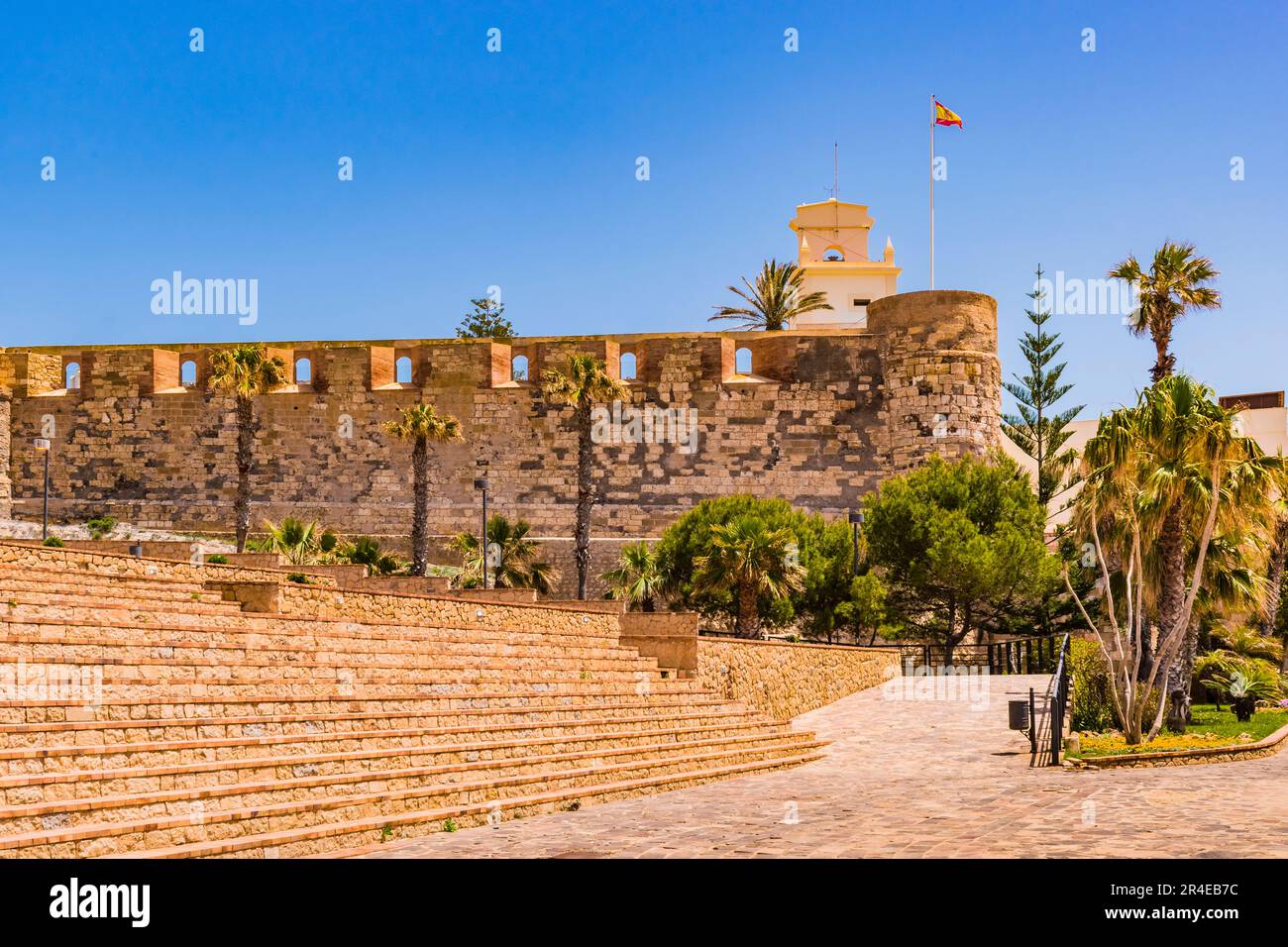 La Plaza de Armas è una piazza con scalini che si trova occupando quasi l'intera della seconda recinetta fortificata di Melilla la Vieja di Melil Foto Stock