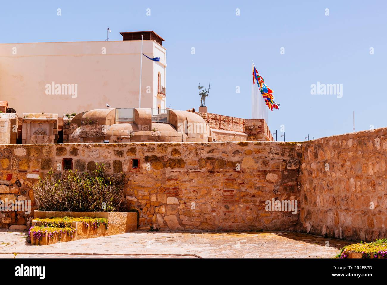 La Plaza de Armas è una piazza con scalini che si trova occupando quasi l'intera della seconda recinetta fortificata di Melilla la Vieja di Melil Foto Stock