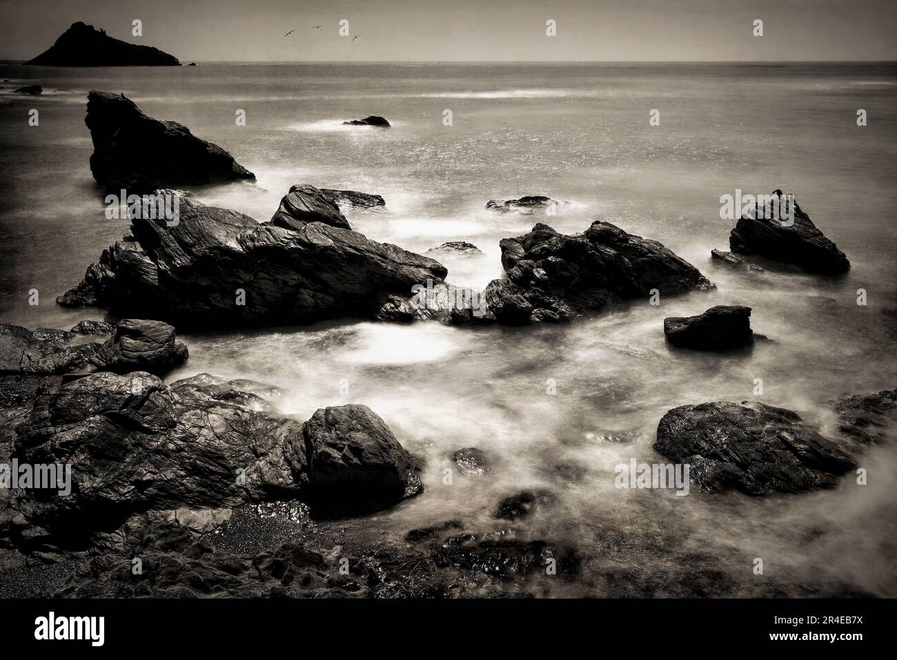 GB - DEVON: Spiaggia rocciosa a Meadfoot vicino a Torquay con Thatcher Rock sullo sfondo Foto Stock