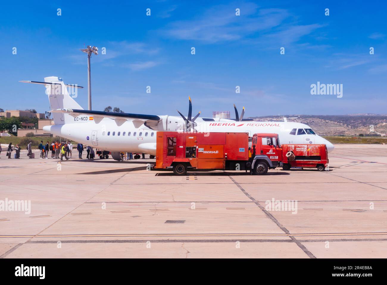 Passeggeri a bordo dell'aereo Airnostrum, una filiale della compagnia aerea nazionale Iberia all'aeroporto di Melilla. Melilla, Ciudad Autónoma de Melilla, Spagna, Foto Stock