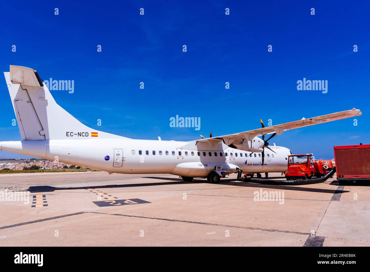 Passeggeri a bordo dell'aereo Airnostrum, una filiale della compagnia aerea nazionale Iberia all'aeroporto di Melilla. Melilla, Ciudad Autónoma de Melilla, Spagna, Foto Stock