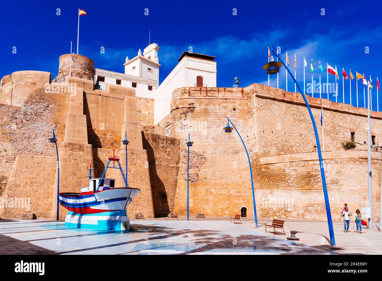 Piazza dei pescatori e la barca Silvia, un tributo alla flotta di pescatori di Melilla accanto al primo recinto fortificato della cittadella spagnola Melilla la Foto Stock