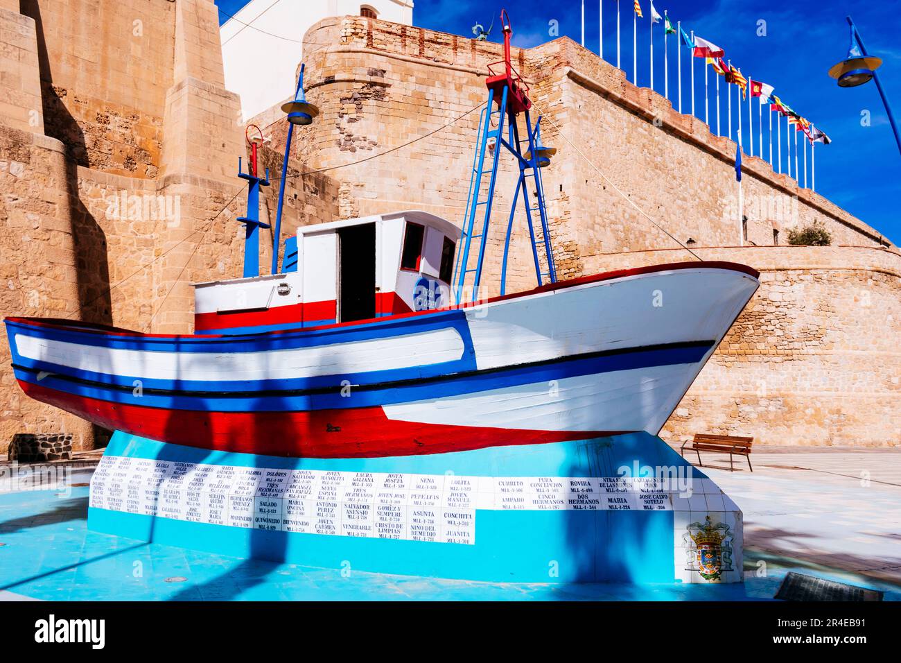 Piazza dei pescatori e la barca Silvia, un tributo alla flotta di pescatori di Melilla accanto al primo recinto fortificato della cittadella spagnola Melilla la Foto Stock