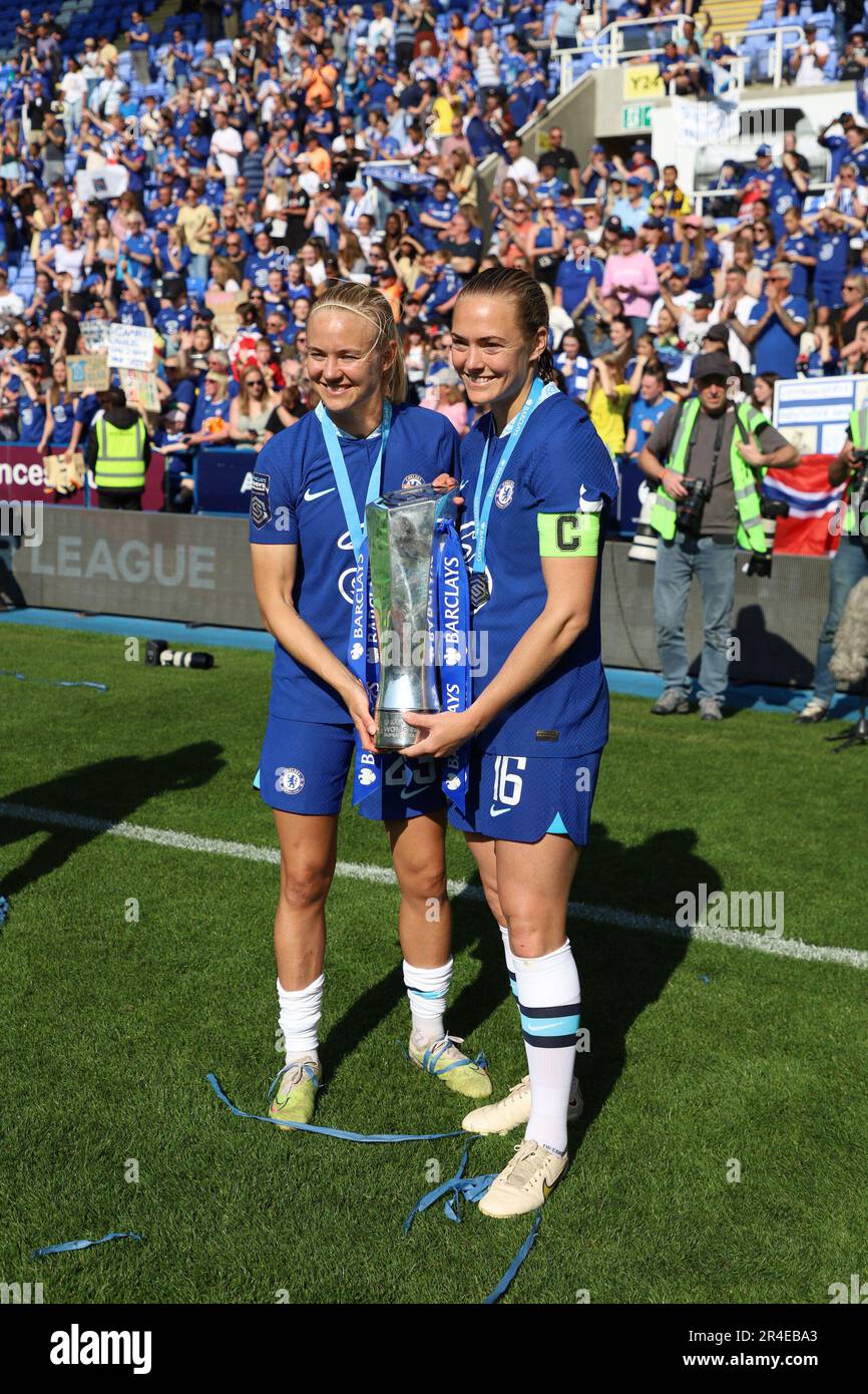 Reading, Regno Unito. 27th maggio, 2023. Reading, Inghilterra, 27th 2023 maggio: Celebrare un altro titolo WSL Magdalena Eriksson (16 Chelsea) e Pernille Harder (23 Chelsea) crogiolarsi al sole dopo la partita di calcio della Super League delle donne di Barclays fa tra Reading e Chelsea allo stadio Select Car Leasing di Reading, Inghilterra. (Bettina Weissensteiner/SPP) Credit: SPP Sport Press Photo. /Alamy Live News Foto Stock